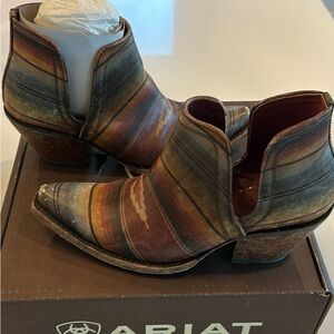 Ariat Booties 

Multi colored 

Gently Used